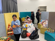 طلاب مدرسة حسن عرفة يشاركون بتحضير الطرود الغذائية لجمعية يافا 